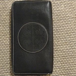 EUC Tory Burch continental wallet in black with a perforated logo 🤩